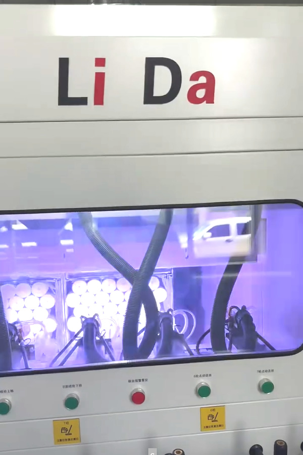 工作中的八槍噴金機